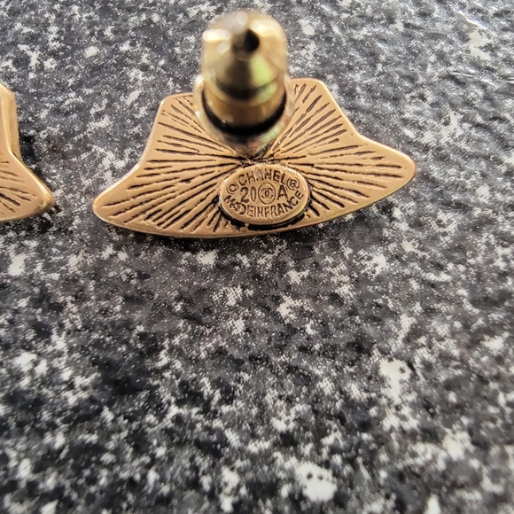 Chanel Vintage Goldtone Gold Earrings Black Enamel & Glass Pearls - Picture 12 of 15